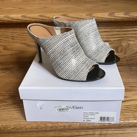 NIB Calvin Klein Black/White Perp Toe Shoe - Picture 2 of 9